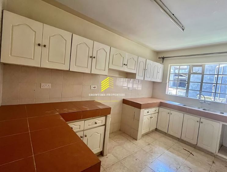 Spacious 3 bedroom master en-suite + Dsq