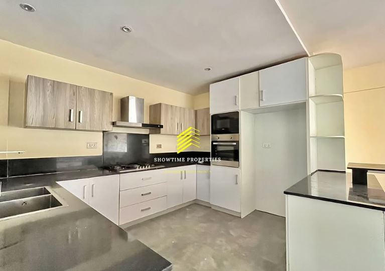 Spacious Modern 4 bedroom apartment All en-suite + Dsq